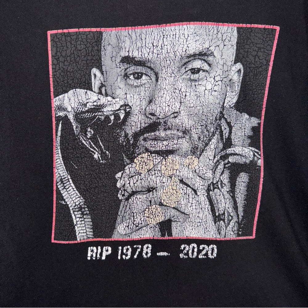 Kobe Bryant Black Mamba Men’s Black Tshirt Size L Distressed